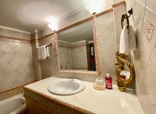 Ένα μπάνιο στο New superior apartment,5 min from beach & city center