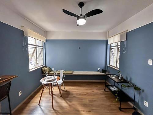 una habitación con una cama en la esquina de una habitación en Loft em Belém at Doca-Umarizal, Bairro nobre central, en Belém