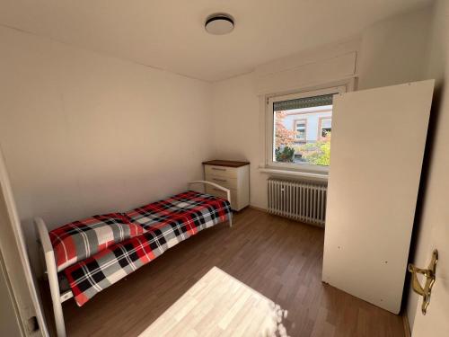 a small bedroom with a bed and a window at Heusenstamm Home & Work in Heusenstamm