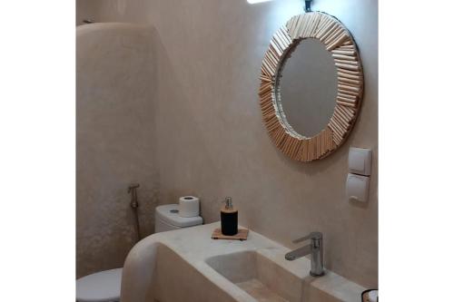 a bathroom with a sink and a mirror at Villa avec piscine 15 minutes de l'aéroport in Essaouira