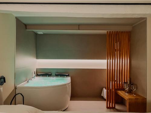 レッジョ・エミリアにあるDowntown suite in Reggio Emilia relax e lavoroのベッドのある部屋にバスタブがある