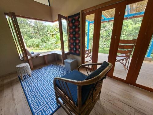a room with a chair and a room with windows at Casa Alma in Platanillo