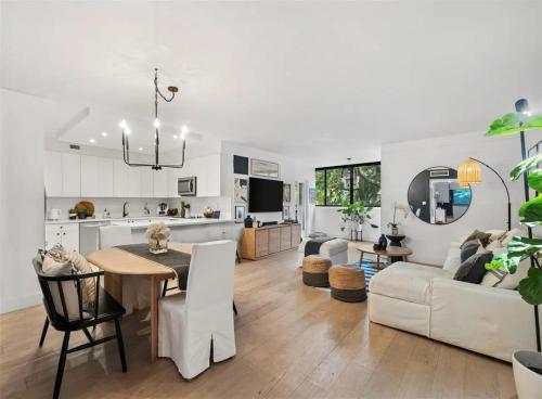 eine Küche und ein Wohnzimmer mit einem Tisch und einer Couch in der Unterkunft Key Biscayne Elegance Modern 3 Bedroom Condo in Miami
