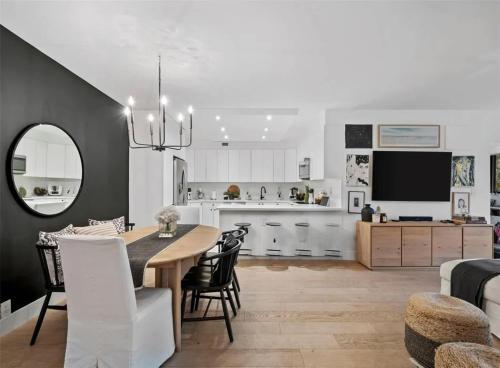 eine Küche und ein Esszimmer mit Tisch und Stühlen in der Unterkunft Key Biscayne Elegance Modern 3 Bedroom Condo in Miami