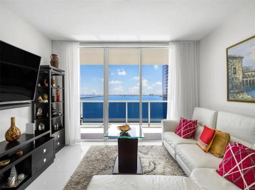 Una sala de estar con un sofá y una ventana grande. en Contemporary Miami Residence Bay Views, en Miami
