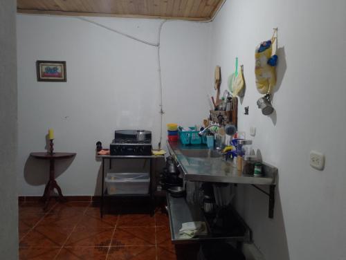 una cocina con encimera y barra en Brisas del Río, en Honda