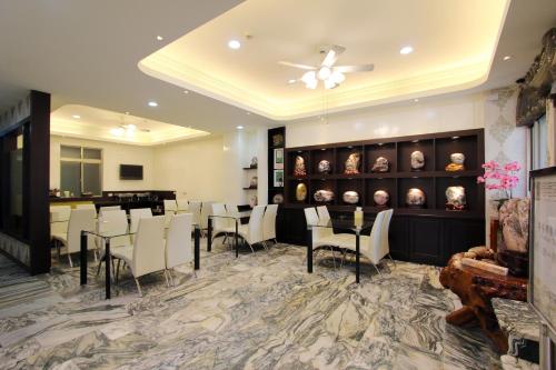 a restaurant with a table and chairs in a room at 陶陶居商旅 Tautauchu Hotel in Hualien City