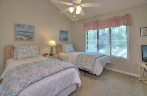 マートルビーチにあるWindsor Court - 12Eのベッド2台と窓のある寝室