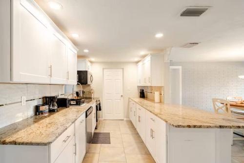 Η κουζίνα ή μικρή κουζίνα στο Your Sunny Sarasota Retreat 2