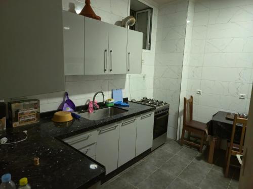 Η κουζίνα ή μικρή κουζίνα στο Benaliem house