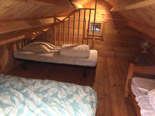 Zimmer mit Etagenbett in einer Hütte in der Unterkunft Chalet en lisiere de Foret in Lacanau