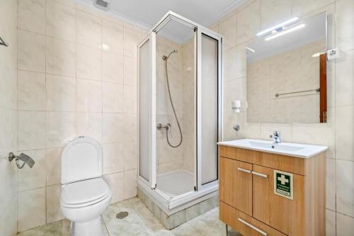 Un baño con ducha, inodoro y lavabo. en Ribeira Brava Studios - H, en Ribeira Brava