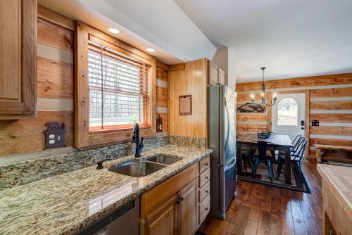 una cocina con fregadero y encimera en Cozy Bear Cabin, en Boone