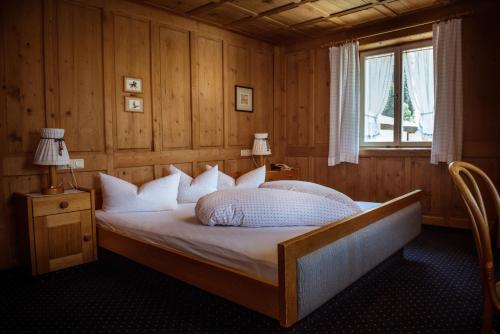 Ένα ή περισσότερα κρεβάτια σε δωμάτιο στο Berghotel Sonne