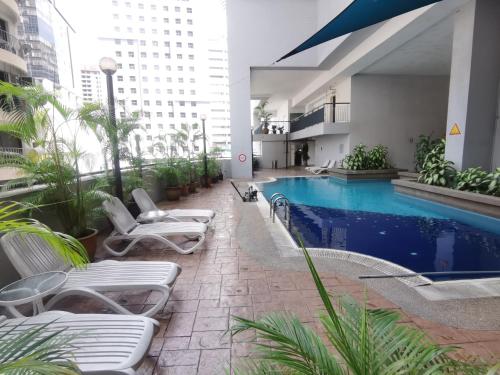un hotel con piscina y tumbonas en Seri Bukit Ceylon Bukit Bintang, en Kuala Lumpur