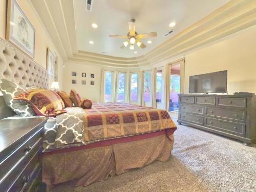 Ένα ή περισσότερα κρεβάτια σε δωμάτιο στο Spirit of the Rock Large Vacation Home in Kanab