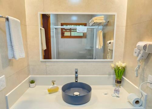 een badkamer met een wastafel met een kom erop bij Ilha Flat 4-106 in Ilhabela