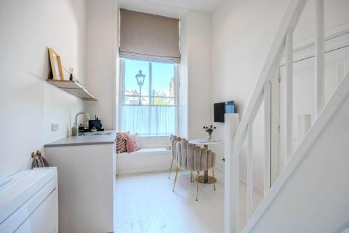 corridoio bianco con tavolo e finestra di B&B Cleyn Cruysenborgh 1531 a Dordrecht