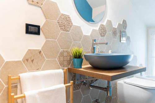 Un baño con un lavabo y un espejo. en GIOTTO Guesthouse, en Due Carrare