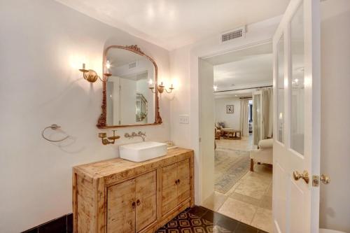 un baño con lavabo y espejo en Elsewhere on Madison Square Garden, en Savannah