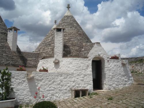 a white church with a roof at Masseria Colombo in Mottola