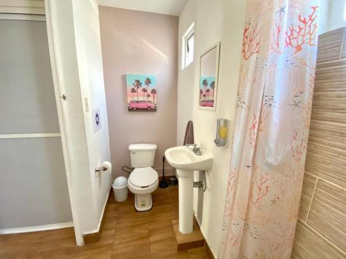 Un baño pequeño con inodoro y lavabo. en Loft en Veracruz, en Veracruz