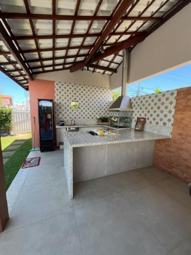 una cucina all'aperto con un bancone in una casa di Casa de Mônica a Camassari