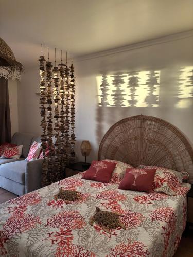 Un dormitorio con una cama grande con almohadas rojas. en Appartement Ti-Paradis - RDC, en Sainte-Luce