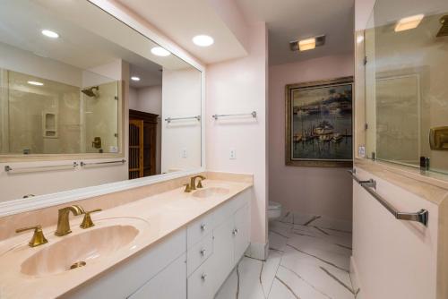 Un baño con dos lavabos y un espejo grande. en 606 New Haven, en Fripp Island