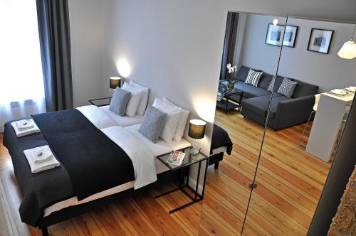 ジェロナ・グラにあるApartament Greyのベッドルーム(大型ベッド1台付)、リビングルームが備わります。