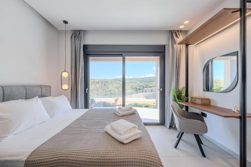 Un dormitorio con una cama con un escritorio y una ventana. en Allargo Project, en Gerani
