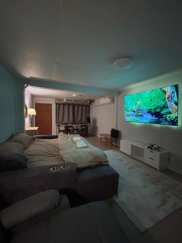 Un dormitorio con una cama grande y un televisor de pantalla plana. en Mango Hostel - 420 Friendly, en Bangkok