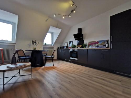 ein großes Wohnzimmer mit Tisch und Küche in der Unterkunft Königstraße Apartments in Nürnberg