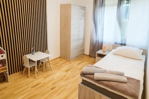 Ένα ή περισσότερα κρεβάτια σε δωμάτιο στο Dworek pod Jeżową Wodą