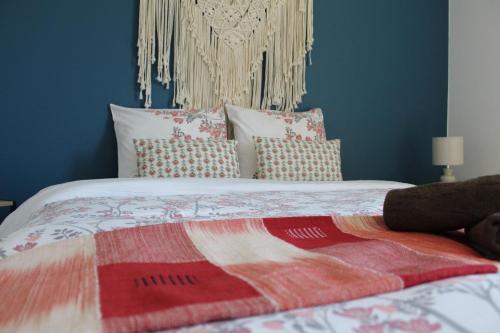 シルティカイムにあるLe Nid de Schiltigheimの毛布がかけられたベッドのある寝室