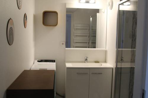 シルティカイムにあるLe Nid de Schiltigheimの洗面台と鏡のある白いバスルーム