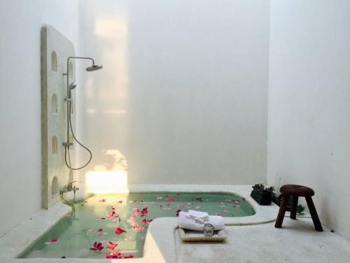 Ένα μπάνιο στο Hills and dales by Olivstays