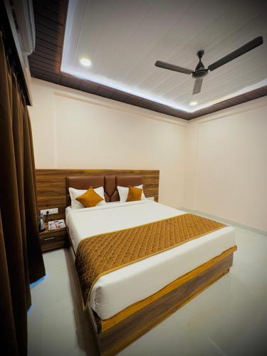 a bedroom with a large bed in a room at Seaside Beach Resort in Diveagar