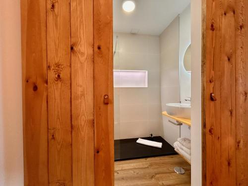 y baño con armario de madera y lavabo. en La Molina 2, en Cotillo