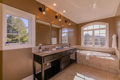 Un baño grande con bañera y lavabo. en Robin Hoods Retreat, en Jefferson