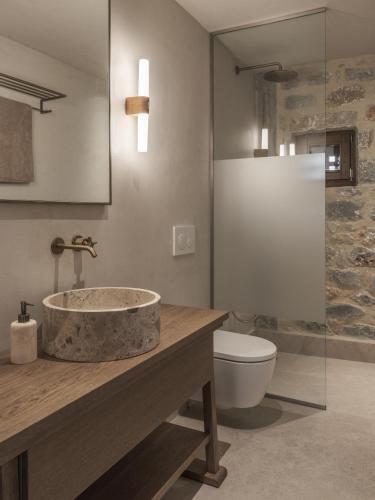 a bathroom with a sink and a toilet at Terra Maina Villa in Avía