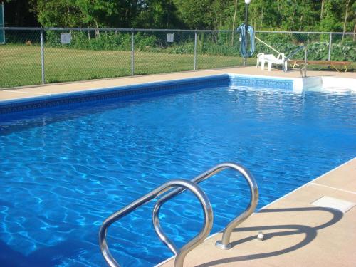 Bazén v ubytování Americas Best Value Inn - Palmyra/Hershey nebo v jeho okolí