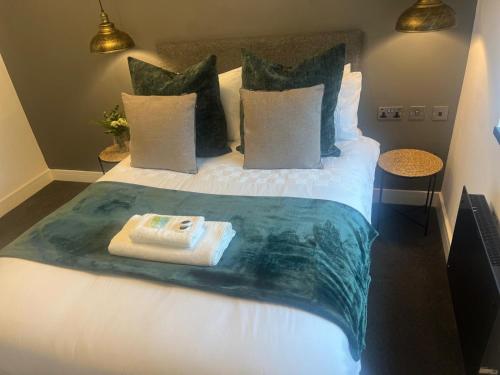 Winter Serviced 1 BED APARTMENT - Free WIFI - Free Parking - Smart TV في بيتيربورو: غرفة فندق بها سرير ومنشفة عليه