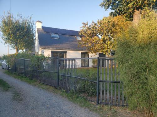 ein Zaun vor einem Haus in der Unterkunft Studio au calme, dans village tranquille in Séné