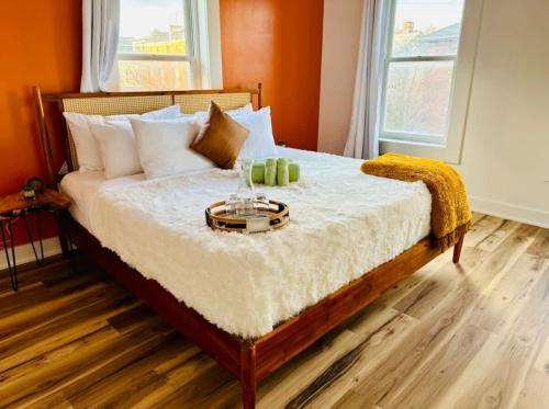 Giường trong phòng chung tại Short North Convention King Bed Free Parking!