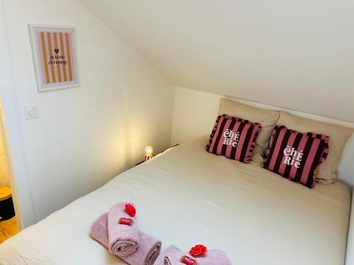 a bedroom with a bed with two towels on it at Le Cherry - Plein centre Rheu in Le Rheu