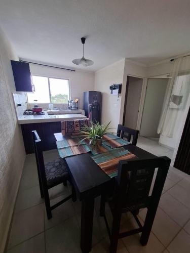 - une table à manger et des chaises dans la cuisine dans l'établissement Casa La Choca, à Tierra Colorada