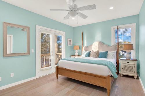 Un dormitorio con una cama y un ventilador de techo. en Coastal Livin', en Tybee Island