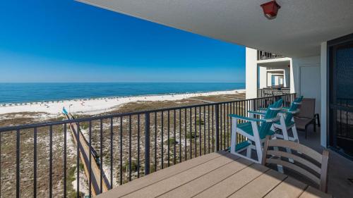 een balkon met stoelen en uitzicht op het strand bij Phoenix VI 6708 condo in Orange Beach