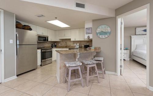 een keuken met een aanrecht en krukken. bij Phoenix VI 6708 condo in Orange Beach